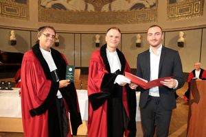 Timmy Pielmeier (1st from right) at the faculty award ceremony with the Chairman of the Alumni Association of the Faculty of Law at LMU Prof. Dr. Hans-Georg Hermann (1st from left) and his supervisor Dean Prof. Dr. Ansgar Ohly. Photo: fotomuc.de