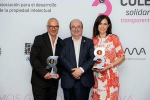 Dr. Begoña Gonzalez Otero​​​​​​​ mit dem Schriftsteller und weiteren Preisträger Orlando Figes (links) und dem spanischen Minister für Kultur und Sport, Miquel Iceta