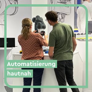 Wissenschaftlerin testet Roboter