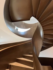 Geschwungene Wendeltreppe als besondere Verbindung zwischen den Abteilungen