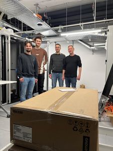 Das IT-Team mit der Serverlieferung für den neuen Institutsstandort