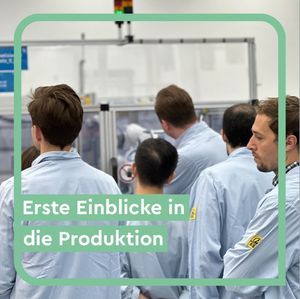 Besuchsgruppe in einer Produktionshalle