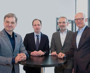 Dr. Moritz Sutterer (2.v.l) eingerahmt vom Laudator Prof. Dr. Michael Grünberger, LL.M. (NYU) (1.v.l.), Prof. Dr. Josef Drexl, LL.M. (UC Berkeley) und Dr. Robert Staats, Vorstand VG WORT. Foto: Tina Weber
