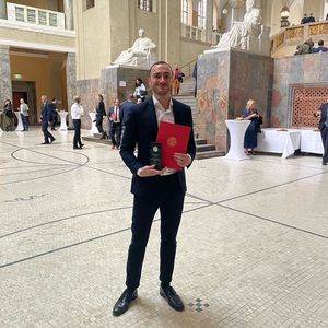 Timmy Pielmeier in the atrium of the LMU with the Faculty Award