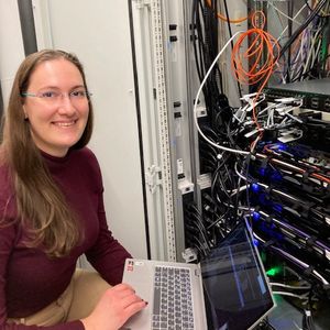 Cristiane Stülp bei der Arbeit im Serverraum