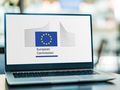 Notebook, auf dem das Logo der Europäischen Kommission zu sehen ist. Foto:  monticellllo - stock.adobe.com 