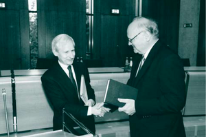 Prof. Dr. Dr. h.c. mult. Gerhard Schricker (right) accepts the commemorative publication, dedicated to him as emeritus, by Prof. Dr. Dres. h.c. Joseph Straus.