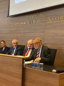 Prof. Dr. Dr. h.c. Reto Hilty (rechts) bei der Eröffnung der Konferenz